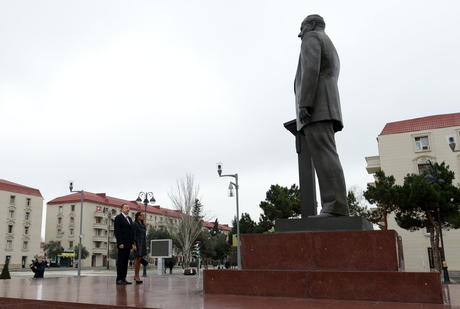 President Aliyev visits monument to national leader Heydar Aliyev in Sumgayit