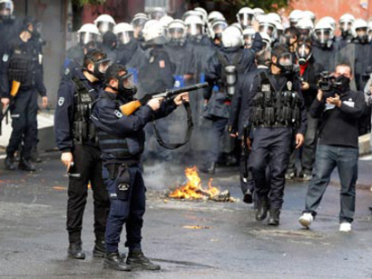 Syrian refugees throw rocks at Turkish police