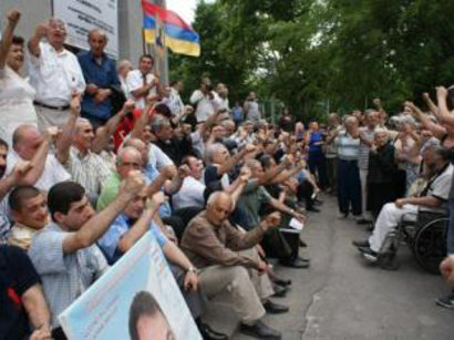 Protest near Yerevan mayor's office over rise in transport fares