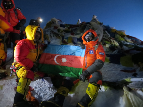 Azerbaijani flag hoisted on Mount Everest