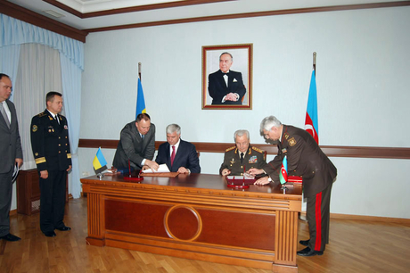 Azeri, Ukrainian defense ministries sign coop plan for 2013