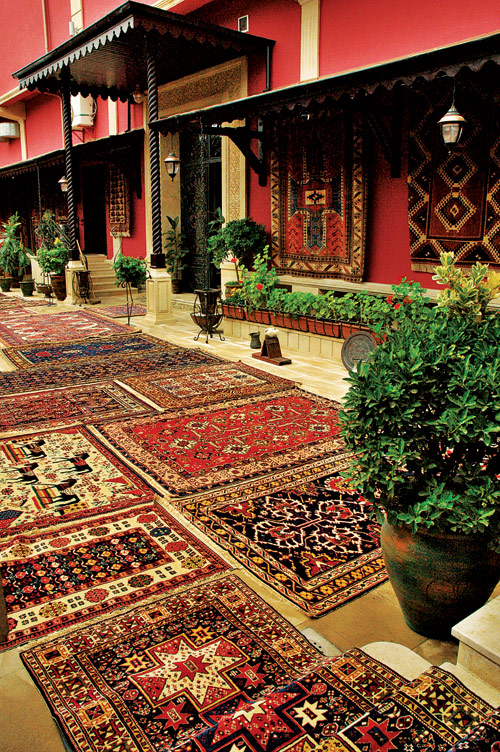 Azer-Ilme explores Azerbaijani carpets in Russian museum