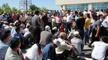 Kazakhstan’s oil men go on strike, reports say
