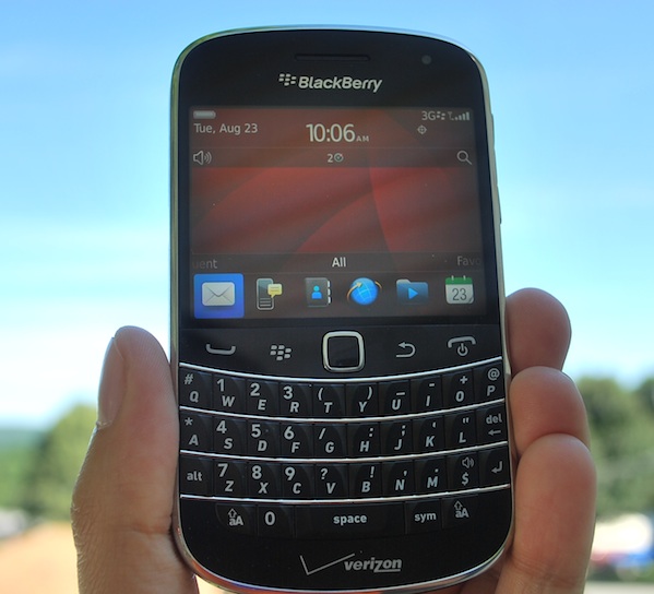 BlackBerry loss narrows, tops estimates as CEO seeks growth