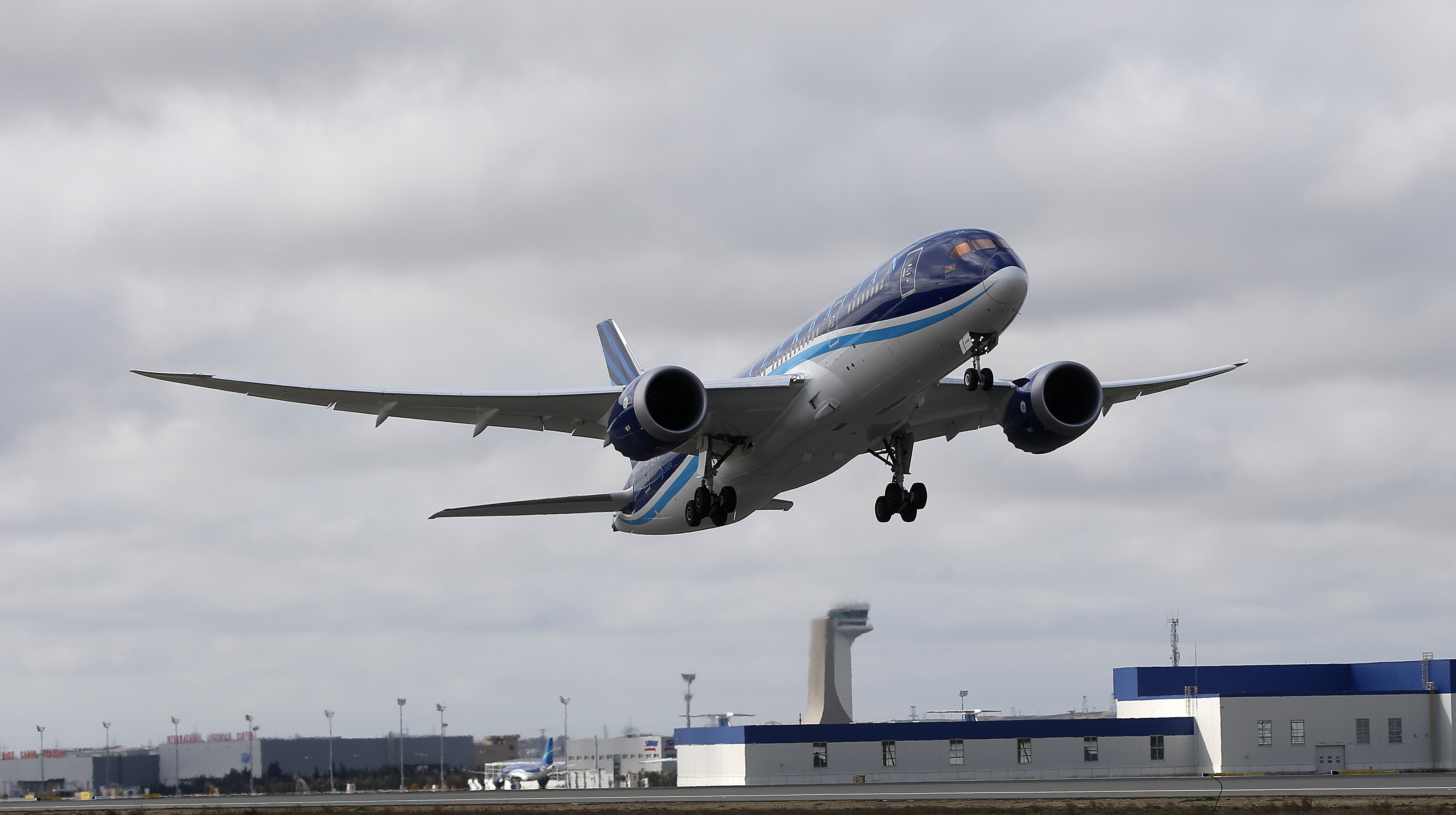 Azerbaijan, UK mull prospects of cooperation in civil aviation