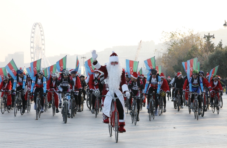 Festive bike ride entertains Baku