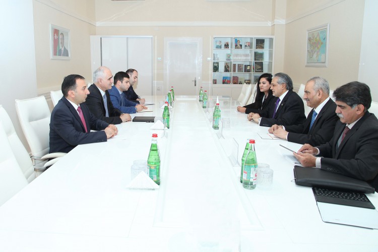 Azerbaijan, Pakistan review economic co-op opportunities