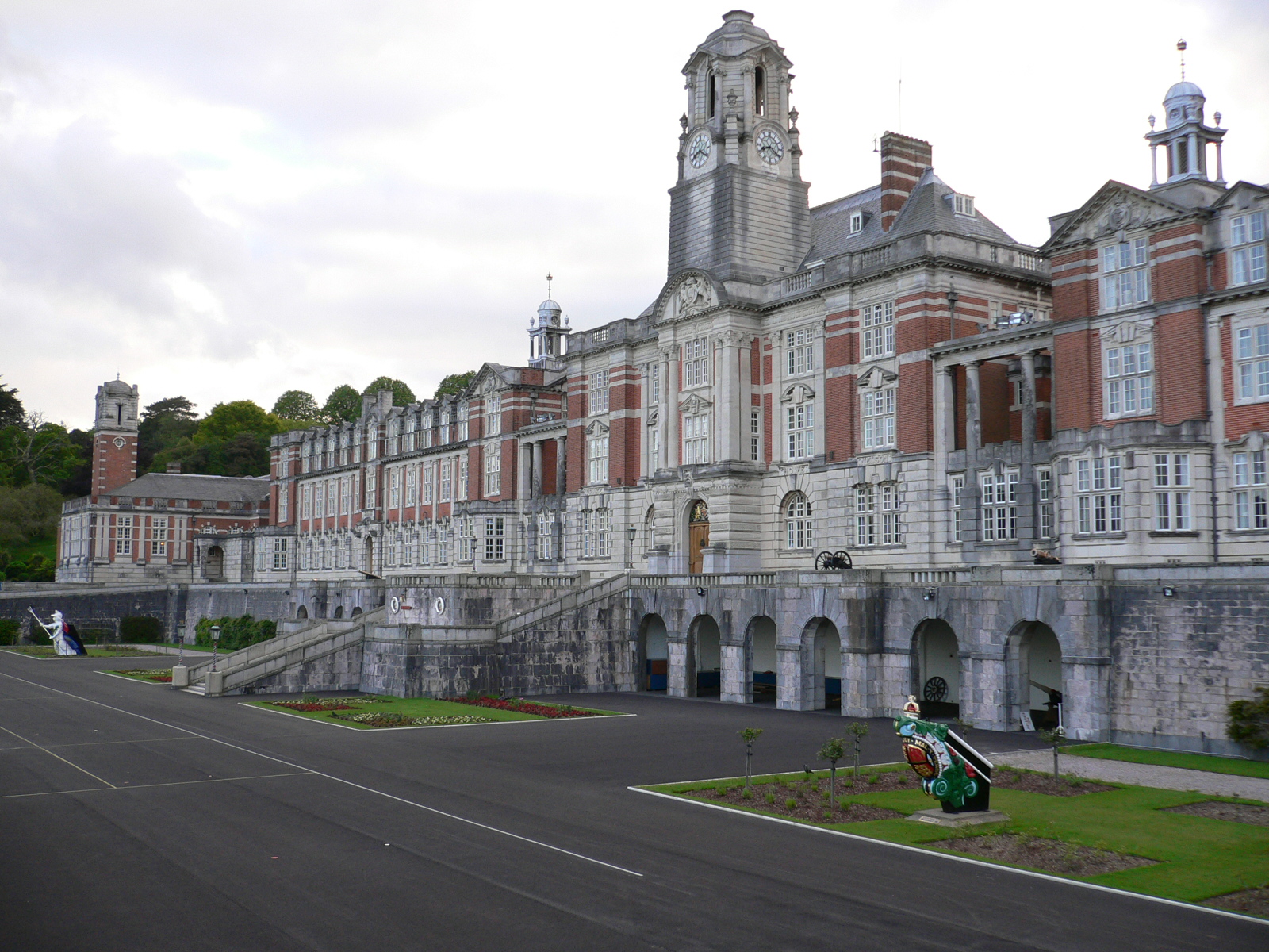 Azerbaijani officers graduate from Royal Naval College