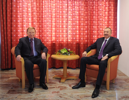 President Aliyev meets Ukrainian former president in Davos