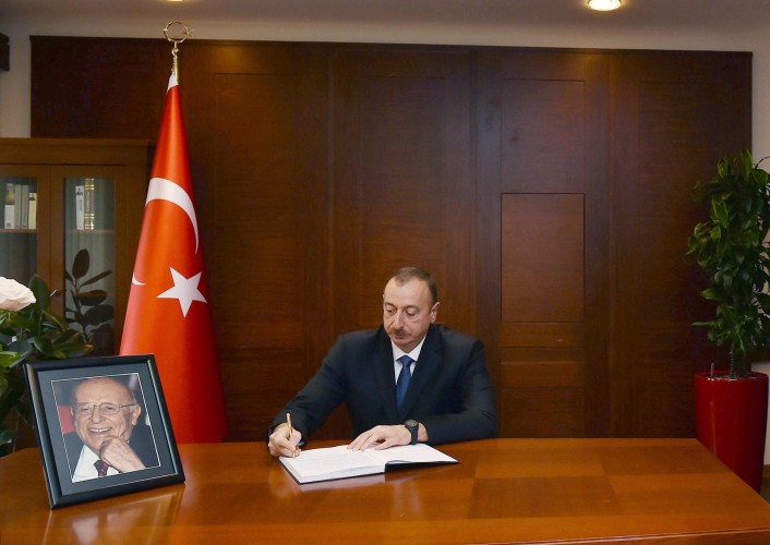 President Aliyev visits Turkish embassy to offer condolences over Suleyman Demirel’s death