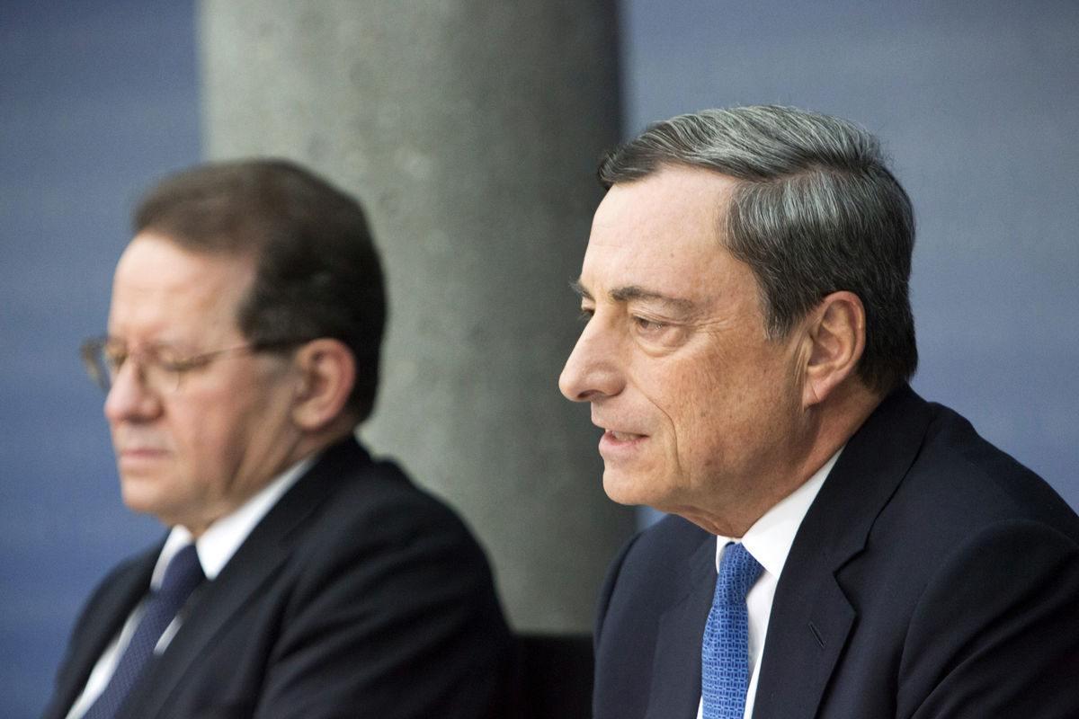Euro bearish bets reach record on Draghi bond-buying program