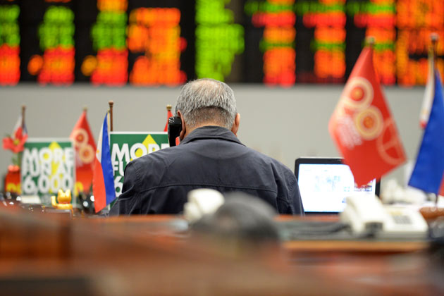 Emerging stocks fall as Chinese shares plunge; ruble advances
