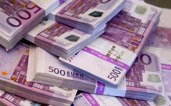 Euro climbs while Europe stocks drop as ECB meets; ruble weakens