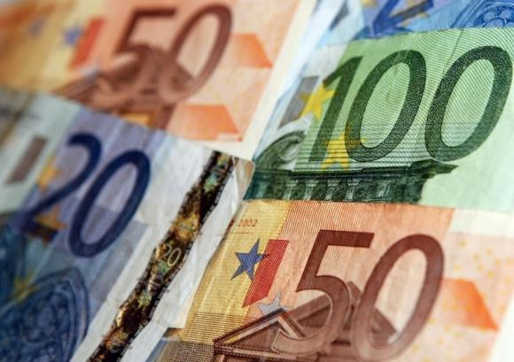 Euro falls on Merkel comments as stocks pare losses; oil drops
