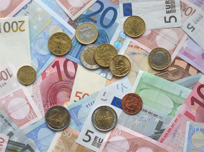 Euro advances on Swiss Central Bank speculation; hryvnia tumbles