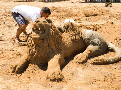 Sand and graffiti sculpture festival draws to a close in Baku