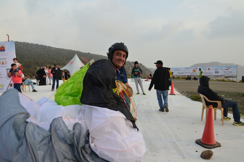 Azerbaijani paraglider takes skies for first time in Saudi Arabia