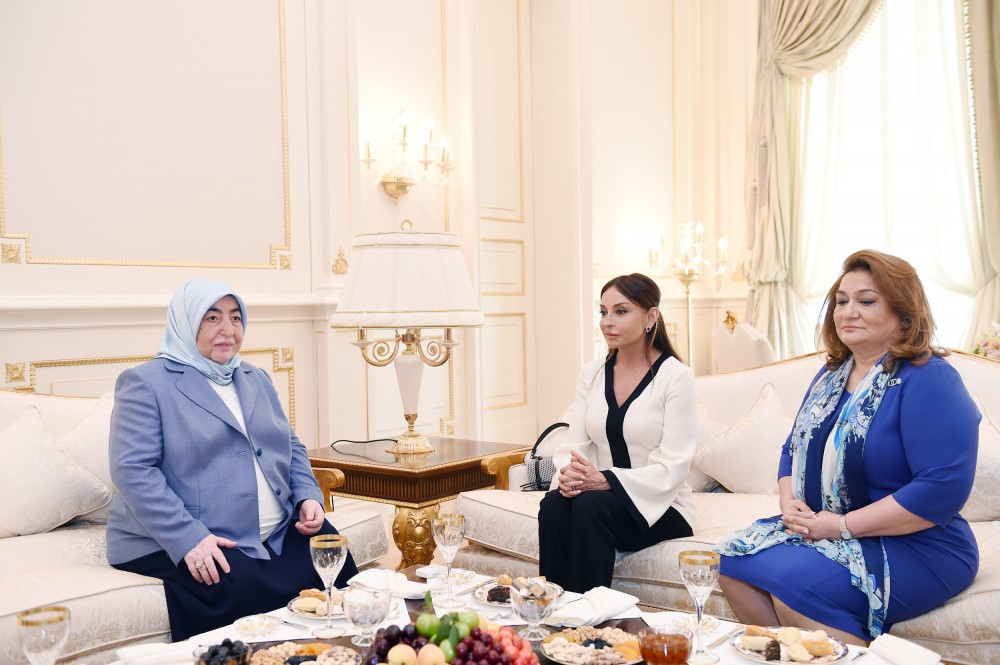 First Lady Mehriban Aliyeva meets with Turkish PM’s spouse