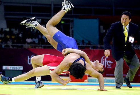 Azerbaijani wrestler defeats Armenian athlete, advances to quarterfinals