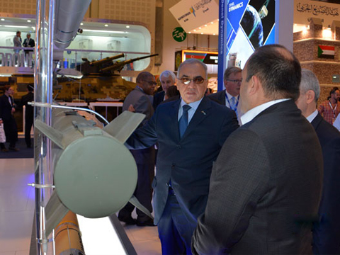 Azerbaijan displays new home-made machine gun in Abu-Dhabi