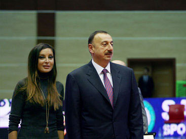 Ilham Aliyev, his spouse present trophies to F1 Azerbaijan Grand Prix winners [VIDEO]