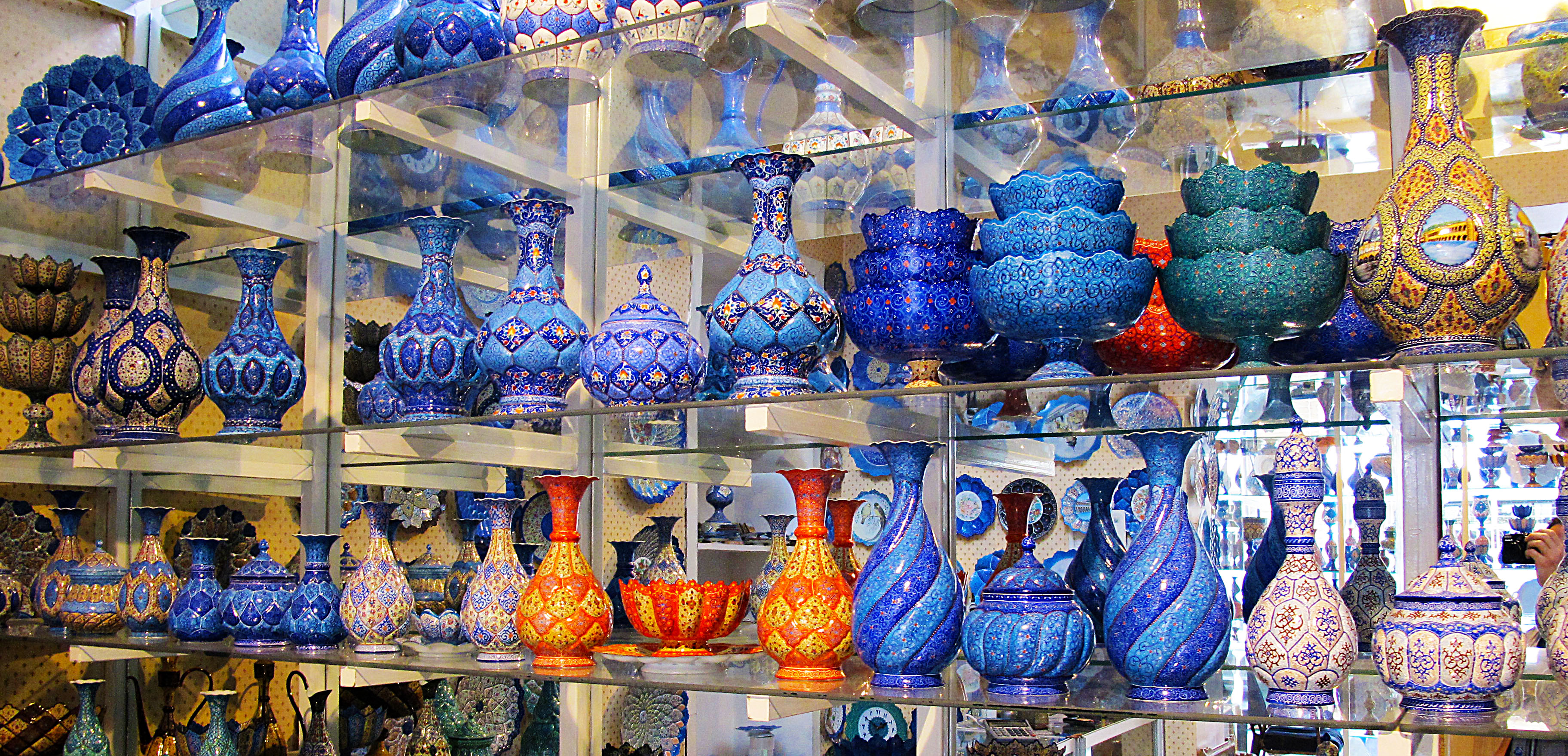 Iran seeks opening sales centers for its handicrafts in Azerbaijan