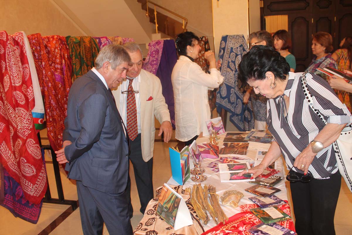 Azerbaijani kelagayi presented to Uzbeks