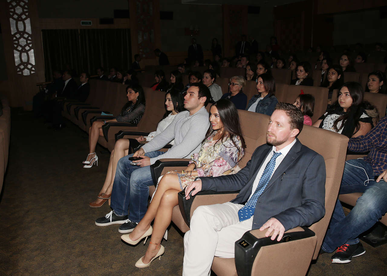 IDEA head attends British producer's film on marine environment in Azerbaijani