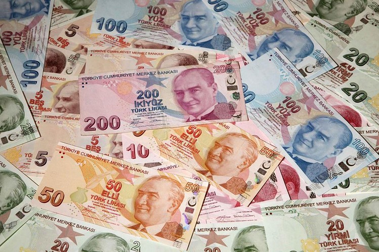 Turkey lira falls to record on political pressure, risk aversion