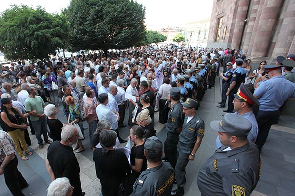 Nairit workers gather in Yerevan demanding unpaid salaries