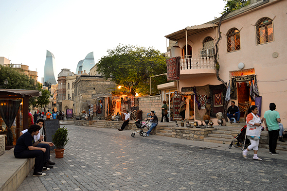 Russian tourists in love with Baku