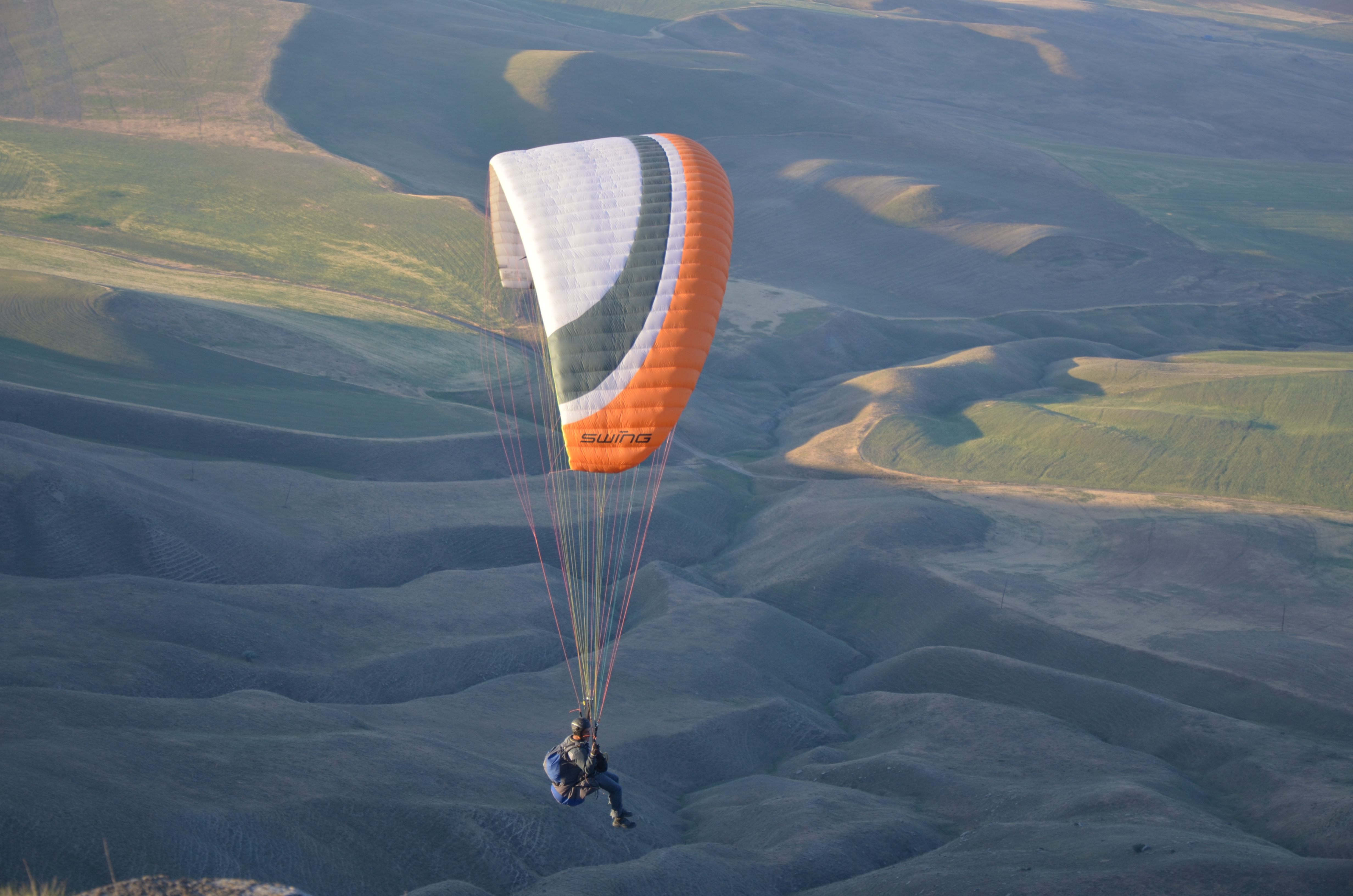 Paragliders take  Azerbaijani skies