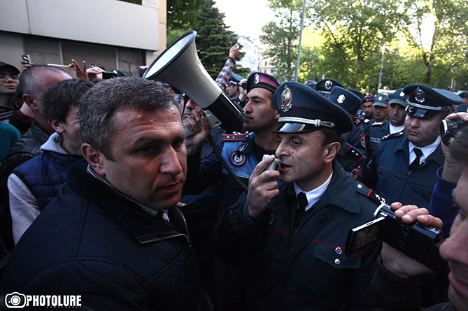 Police acts inhumanely towards journalists in Yerevan