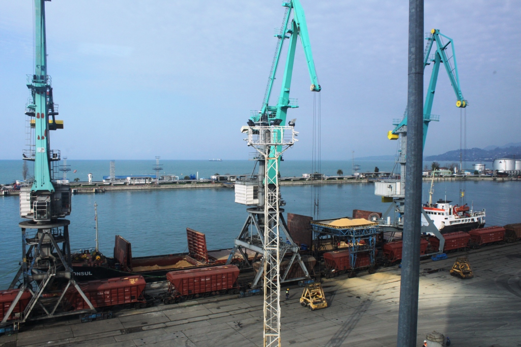 How much cargo was transported from Batumi port to Azerbaijan?