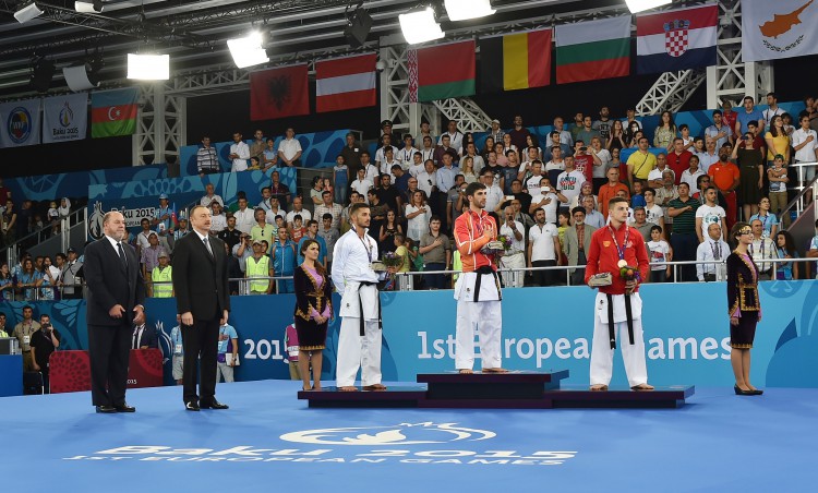 Azerbaijani president awards wrestlers who won at Baku 2015