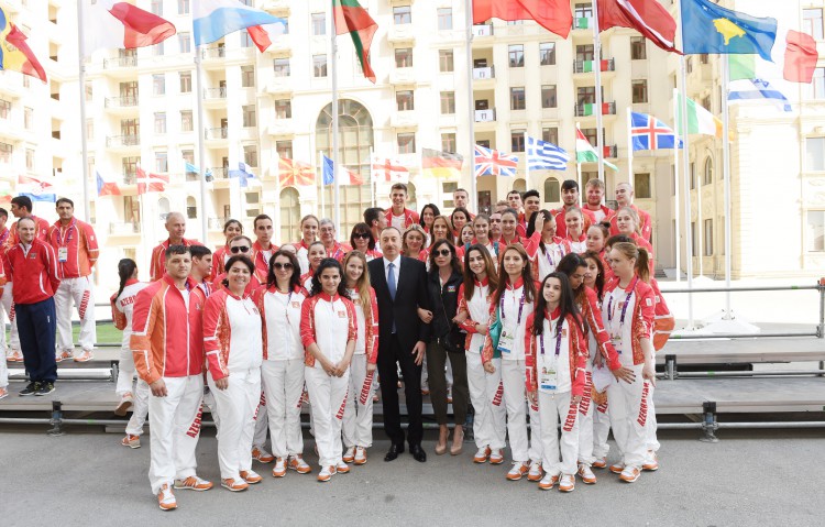 President meets Azerbaijani athletes ahead of Baku 2015
