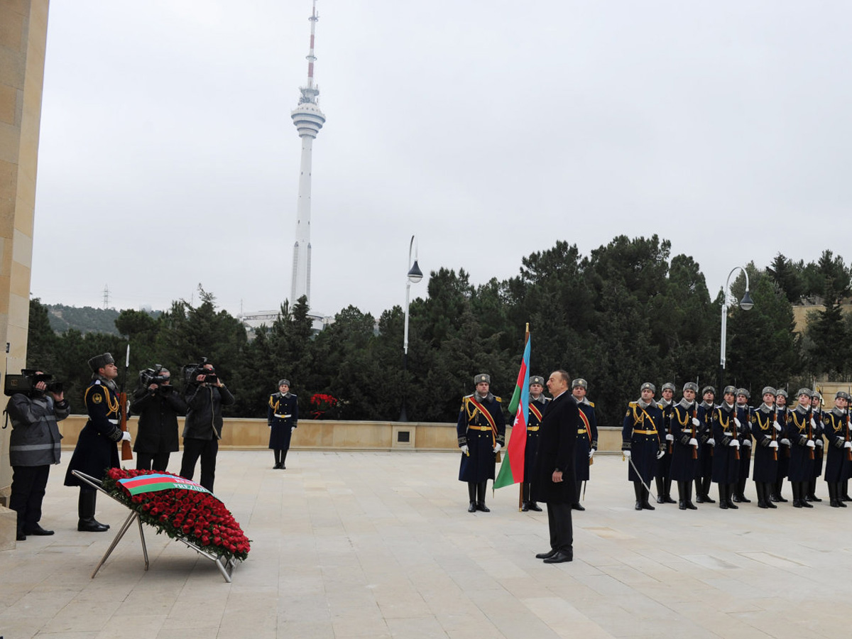 President Aliyev pays tribute to “Black January” martyrs