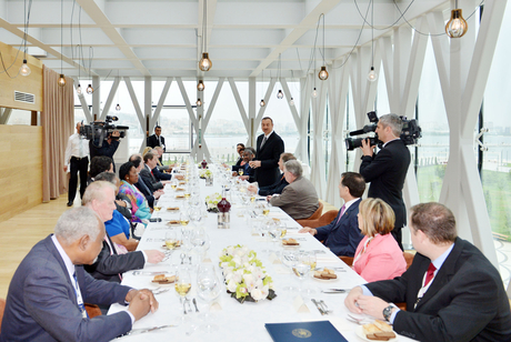 Azerbaijani President hosts business lunch for group of U.S. congressmen
