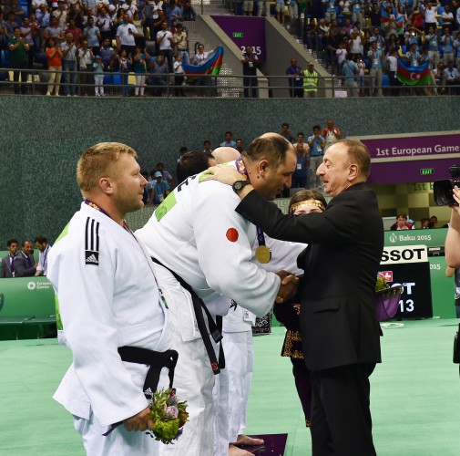 Ilham Aliyev awards blind judo finals winners