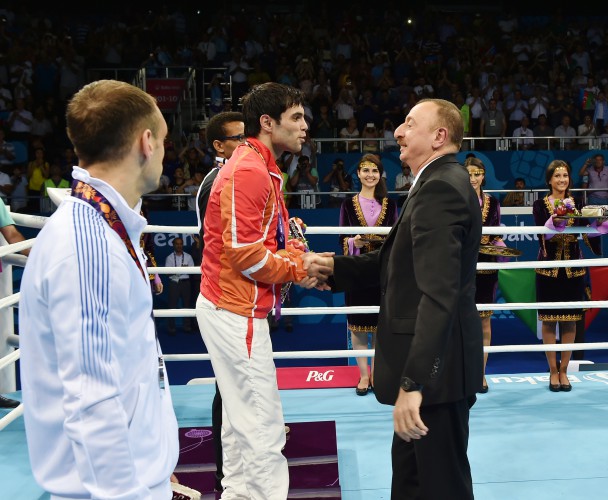 Azerbaijani president awards boxing finals winners at Baku 2015