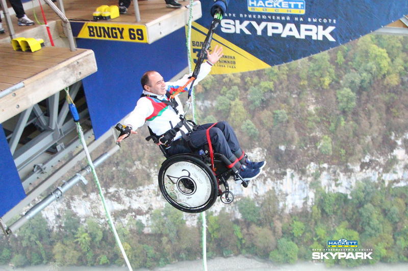 Azerbaijani Paralympian makes bungee jump -VIDEO
