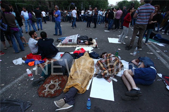 Electric Yerevan protesters remain defiant after government concessions