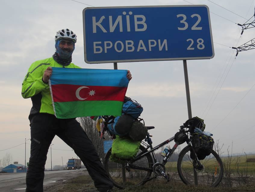 Steady-going Azerbaijani cyclist reaches Kiev