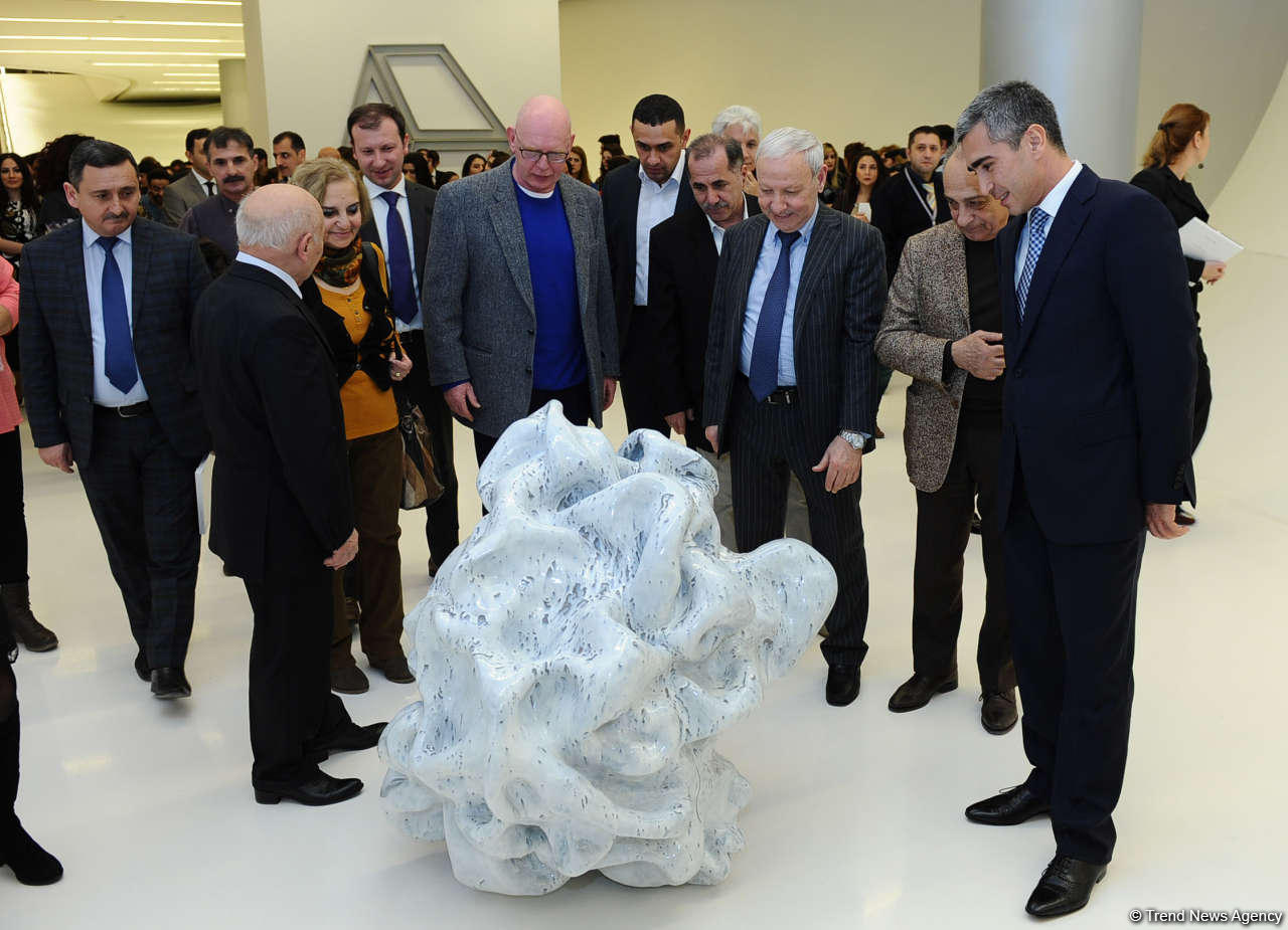 British sculptor opens exhibition in Baku