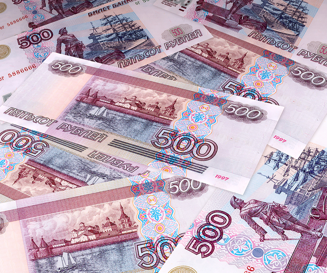 Ruble pares weekly gain as Sberbank sees weakness on oil decline
