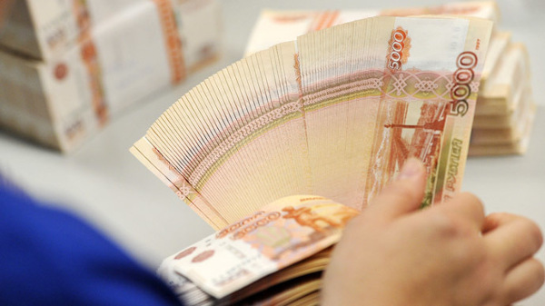 Ruble drop resumes as yuan devaluation dents oil, Clouds exports