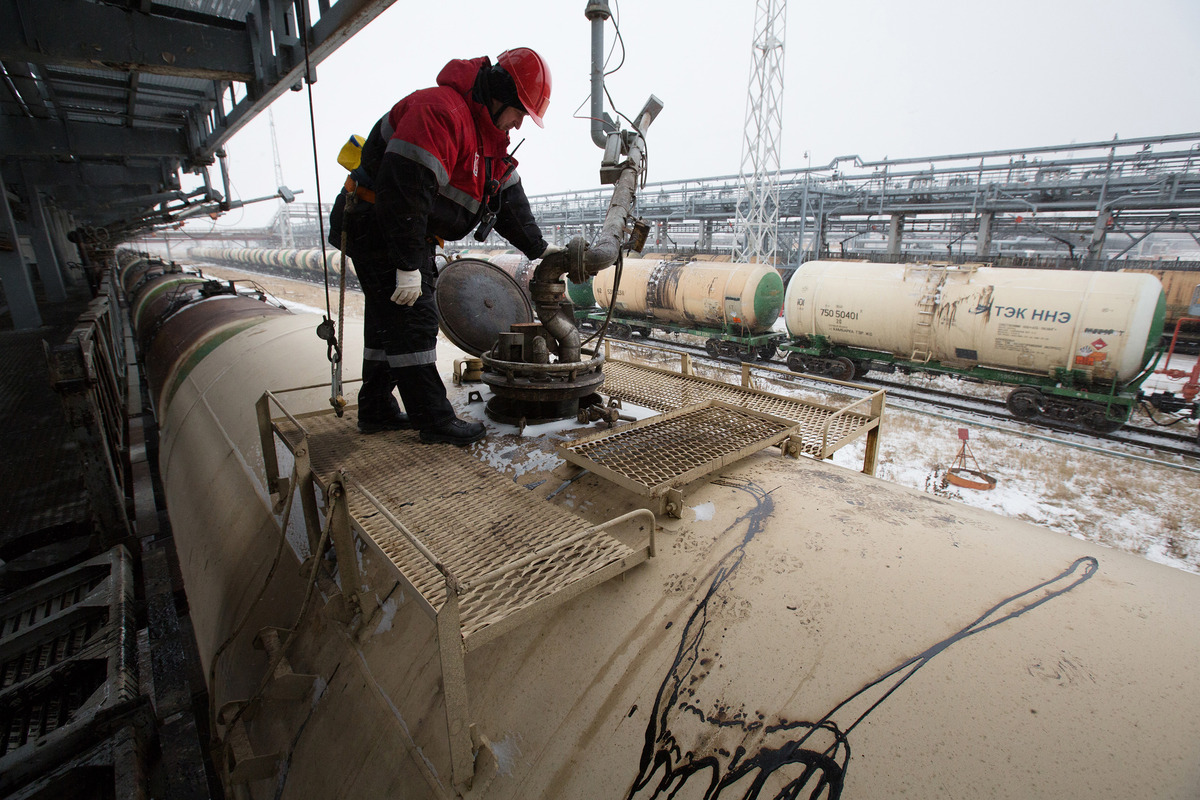 Russia producing oil near record swells global glut before OPEC