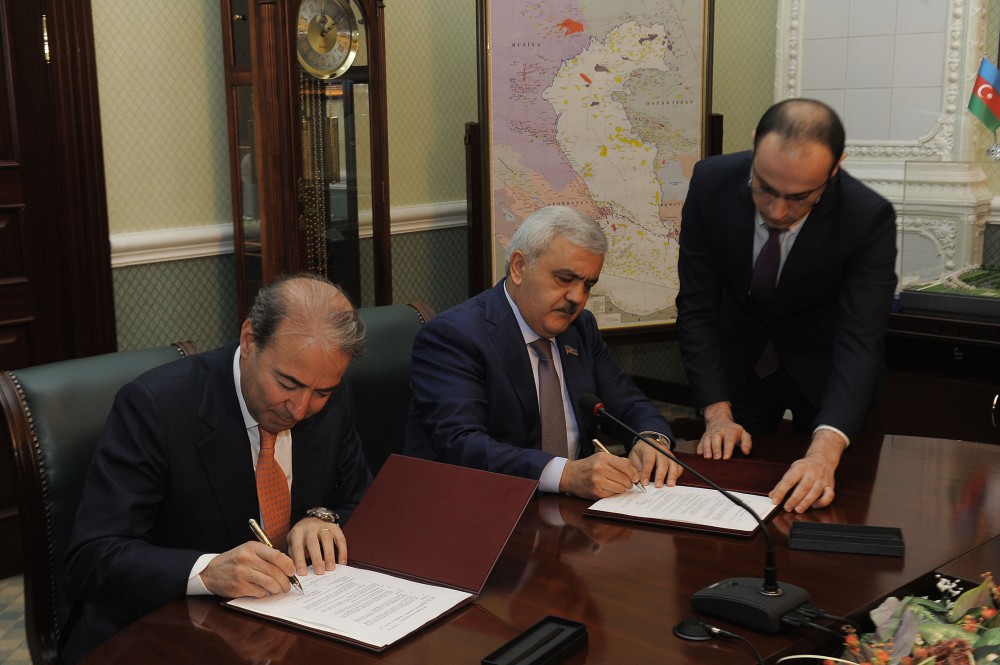 SOCAR signs contract on polyethylene plant construction project