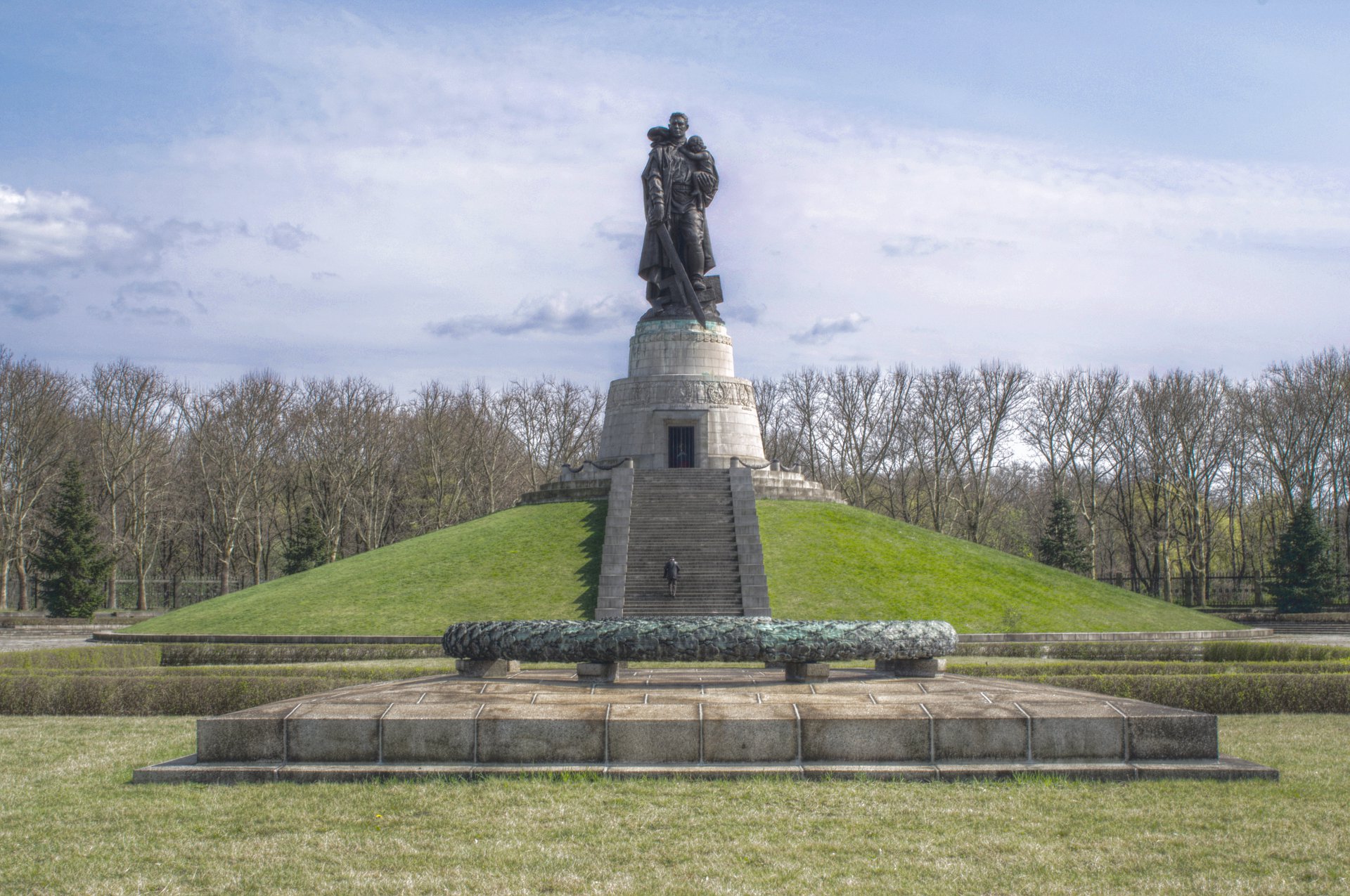 Azerbaijan supports Russia in fight for memory of Soviet soldiers