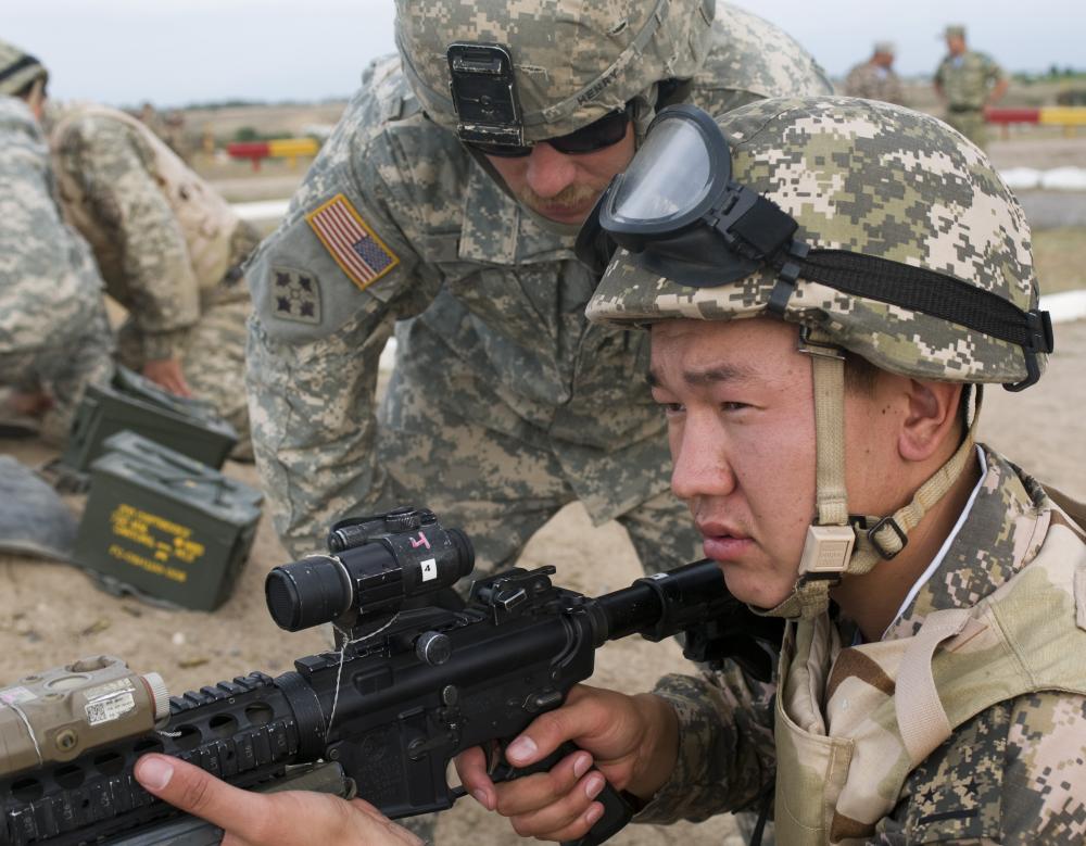 تدريب عسكري مشترك بين الجيشين الأمريكي والكازاخي عام 2013 - المصدر: (AzerNews)